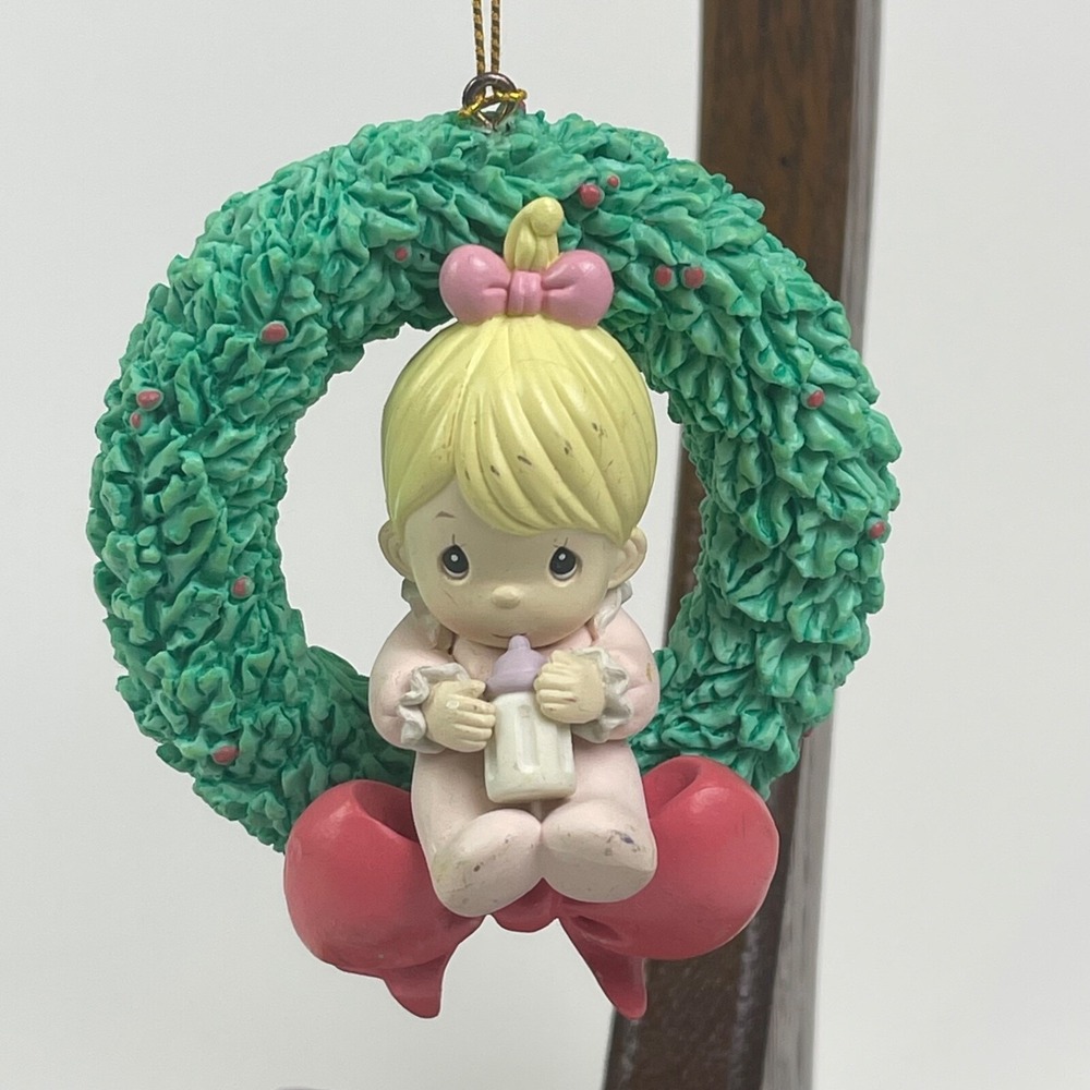 Vintage Precious Moments‎ 3" Ornament Enesco Baby Girl Wreath Red Bow
